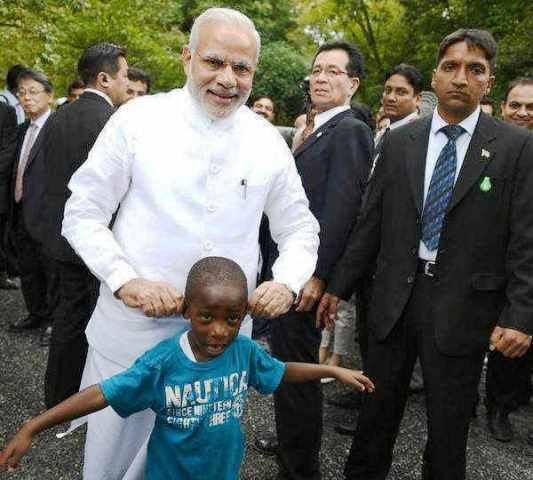 पीएम मोदी का ये अनोखा अंदाज अगस्त 2014 में भी दिखा था जब अपने दौरे के दौरान उन्होंने एक बच्चे का कान खींचा था. प्रधानमंत्री नरेंद्र मोदी की ये फोटो तब पूरी दुनिया में जमकर वायरल हुई थी.