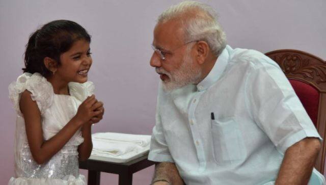 पुणे के हडपसर के पास भेकराई नगर में रहने वाली वैशाली के दिल में छेद होने की वजह से वो हमेशा बीमार रहती थी. डॉक्टर से बात करने पर पता चला की अगर इसकी सर्जरी ना हो तो इसका बचना नामुमकिन होगा. इस बहादुर बेटी ने प्रधानमंत्री नरेंद्र मोदी को खत लिखकर अपने मन की बात बताई. खत मिलते ही पीएमओ ऑफिस से पुणे के कलेक्टर को वैशाली की मदद करने के लिए कहा गया और पुणे के रुबी हॉल क्लिनिक में वैशाली की ओपन हार्ट सर्जरी भी पूरी हो गई. इसके बाद पीएम ने बच्ची से मुलाकात भी की.