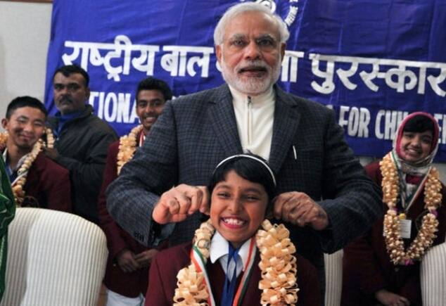 एक पुरस्कार समारोह में बच्ची के साथ प्रधानमंत्री नरेंद्र मोदी का ये मजाकिया अंदाज काफी चर्चा में रहा था.