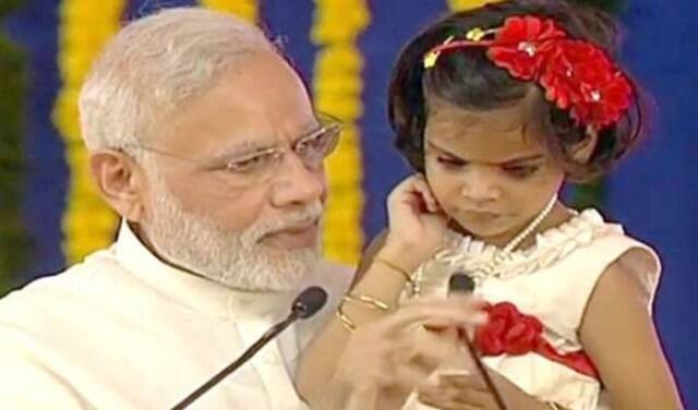 इससे पहले ऐसा नजारा साल 2016 में प्रधानमंत्री नरेंद्र मोदी के 66वें जन्मदिन के मौके पर दिखा था. जब पीएम मोदी एक दिव्यांग बच्ची को गोद में उठाकर मंच तक ले गए. इस दौरान उस बच्ची ने माइक पर रामायण की चौपाई गाकर सभी को चौंका दिया. और पीएम के जन्मदिन को और भी खास बना दिया. इस दिव्यांग बच्ची का नाम गौरी शार्दुल था.