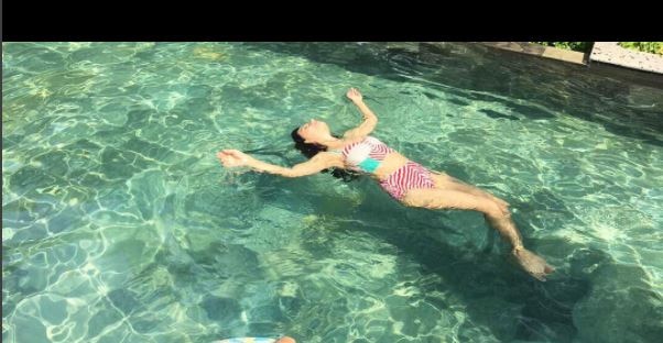 Tv Actress Roshni Chopra Beats The Heat In A Swimsuit With Her Son In A Pool स्विमिंग पूल में उतरीं रोशनी चोपड़ा, शेयर की है इंस्टाग्राम पर तस्वीर