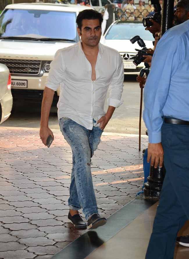 अरबाज खान भी पहुंचे. उनकी पत्नी मलाइका अरोड़ा भी यहां नज़र आईं लेकिन दोनों साथ नहीं बल्कि अलग-अलग यहां पहुंचे थे.