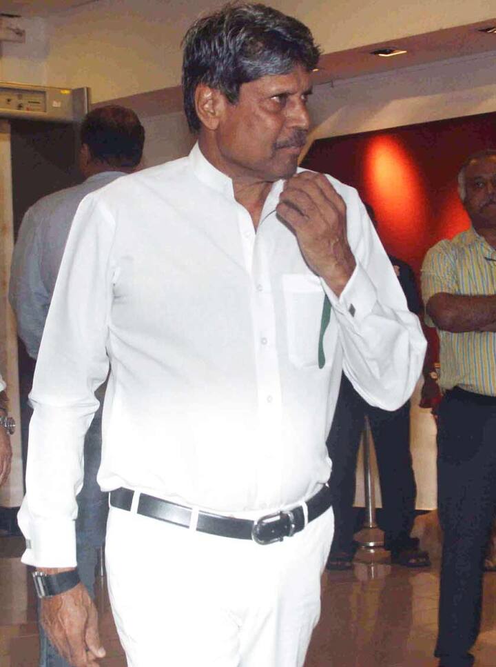 क्रिकेटर कपिल देव भी प्रार्थन सभा में पहुंचे.