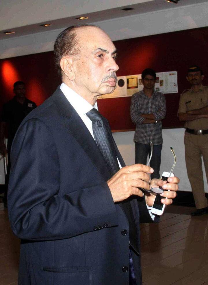 गोदरेज ग्रुप के चेयरमैन आदि गोदरेज भी पहुंचे.