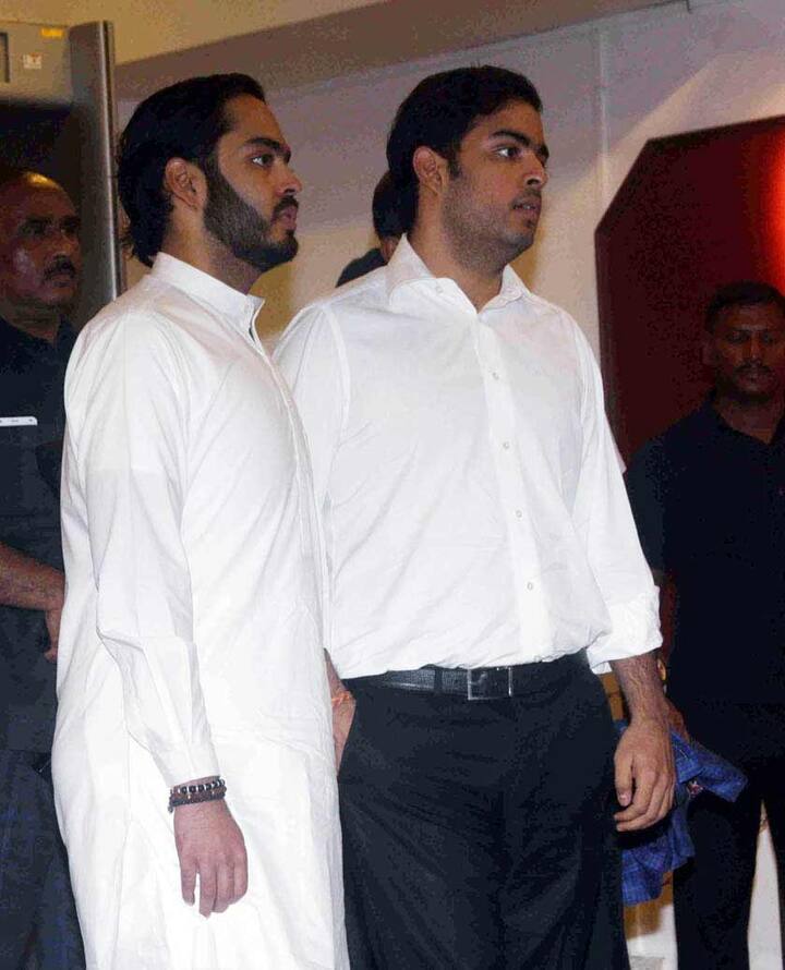 मुकेश अंबानी के बेटे अनंत अंबानी और आकाश अंबानी भी यहां पहुंचे.