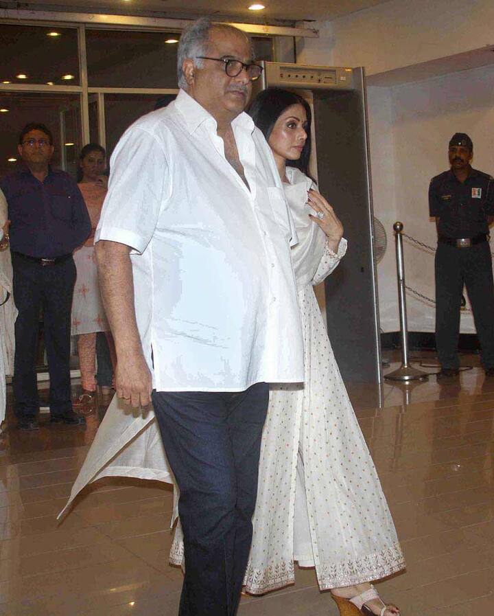 बॉलीवुड अभिनेत्री श्रीदेवी पति बोनी कपूर के साथ इस प्रार्थन सभा में पहुंची.