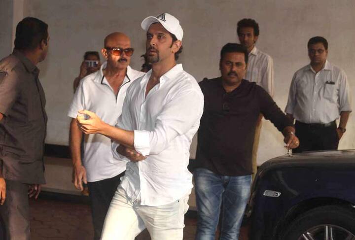 ऋतिक रोशन अपने पिता राकेश रोशन के साथ पहुंचे.