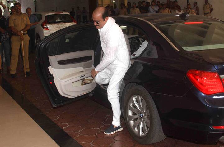 यहां आपको बता दें कि विनोद खन्ना की दो शादियां हुईं. पहली शादी 1971 में गीतांजलि से हुई थी. गीतांजलि से दो बेटे राहुल खन्ना और अक्षय खन्ना हैं. अक्षय खन्ना भी अपने पिता को श्रद्धांजलि देने पहुंचे.