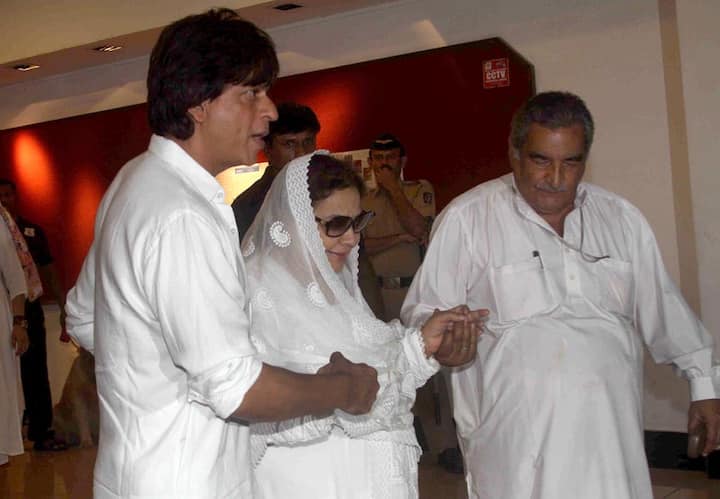 सुपरस्टार शाहरूख खान भी विनोद खन्ना को श्रद्धांजलि देने पहुंचे.