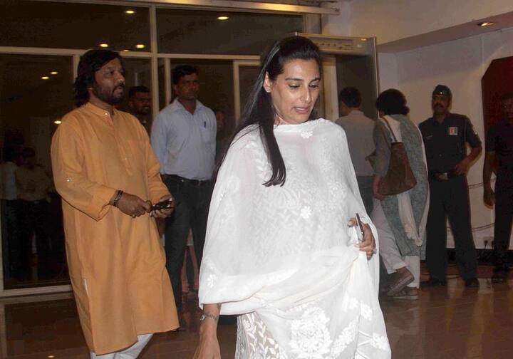 सुनील शेट्टी की पत्नी मना शेट्टी भी पहुंची.