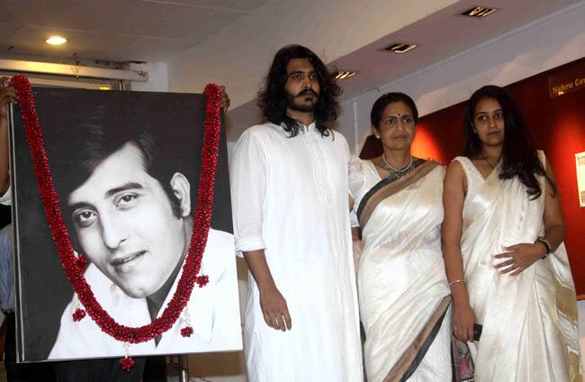 प्रार्थन सभा में विनोद खन्ना की पत्नी कविता, उनके बेटे साक्षी खन्ना और बेटी श्रद्धा खन्ना