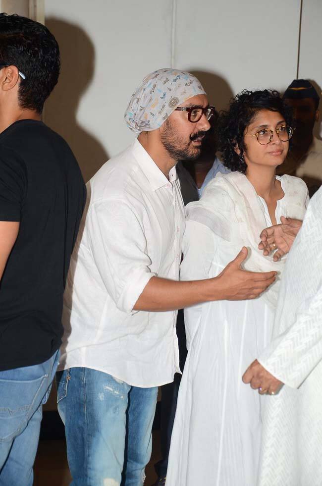 सुपरस्टार आमिर खान अपनी पत्नी किरन के साथ पहुंचे.