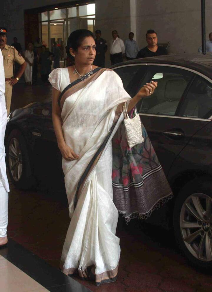 प्रार्थना सभा में विनोद खन्ना की दूसरी पत्नी कविता...यहां आपको ये भी बता दें कि ओशो के अनुनायी बनने के बाद विनोद खन्ना की पहली शादी टूट गई, फिर उन्होंने 1990 में कविता से शादी की, दूसरी शादी से उनके एक बेटा साक्षी और एक बेटी श्रद्धा हैं.