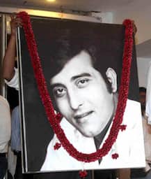 Photos: अंबानी से लेकर बिग बी-SRK तक, विनोद खन्ना को श्रद्धांजलि देने उमड़ी बॉलीवुड हस्तियां