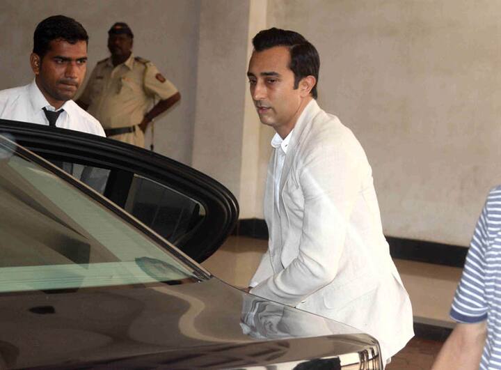 विनोद खन्ना के दूसरे बेटे राहुल खन्ना भी पहुंचे. बता दें कि राहुल खन्ना 'वेक अप सिड' और 'लव आजकल' जैसी फिल्मों में नज़र आ चुके हैं.