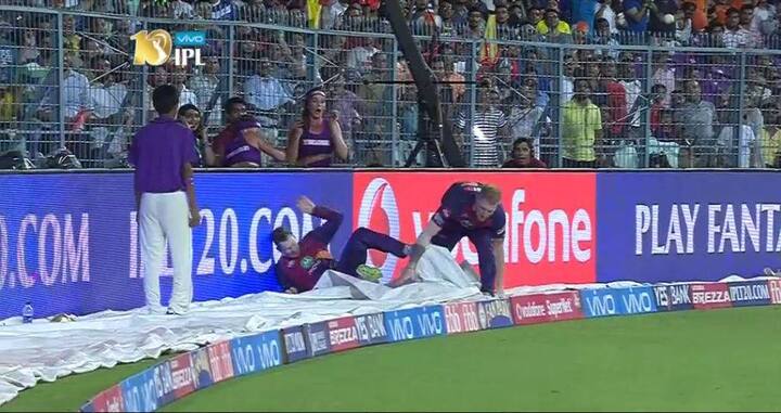 टक्कर के बाद स्मिथ बाउंड्री पर लगी विज्ञापन की होर्डिंग से जा टकराएं. स्मिथ के सिर में जोरदार चोट लगी और वो वहीं पर लेट गए.