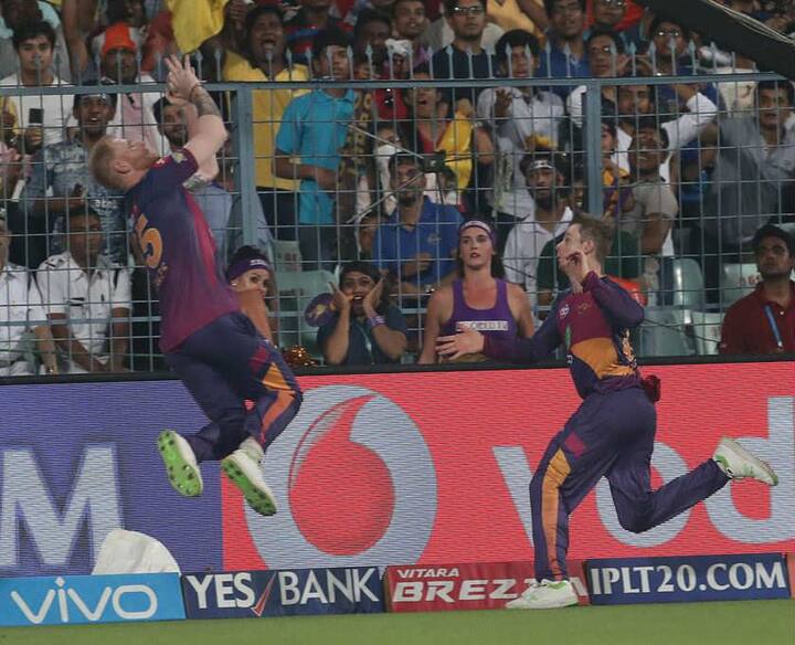 आपको बता दें कि स्टोक्स ने कैच तो पकड़ ही लिया था लेकिन तभी स्मिथ उनसे जोरदार तरीके से टकरा गए. दोनों खिलाड़ी बाउंड्री पार कर चुके थे.