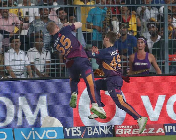 केकेआर की पारी के दौरान नाथन कूल्टर नाइल ने ज़ोरदार शॉट लगाया, गेंद हवा में थी और बाउंड्री की दोनों तरफ से कैच की कोशिश में स्मिथ और स्टोक्स भागते हुए आए और एक दूसरे से भिड़ गए.