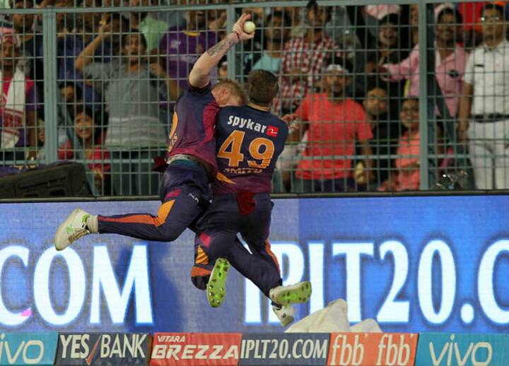 बेन स्टोक्स ने कैच के बाद गेंद को वापस मैदान में फेंकने की कोशिश की लेकिन गेंद बाउंड्री रोप पर ही गिर गई. और इस तरह केकेआर को इस शॉट पर 6 रन मिल गए.