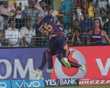 KKRvsRPS: स्टोक्स से जोरदार टक्कर के बाद अचानक उठ खड़े हुए स्टीव स्मिथ. देखें तस्वीरें