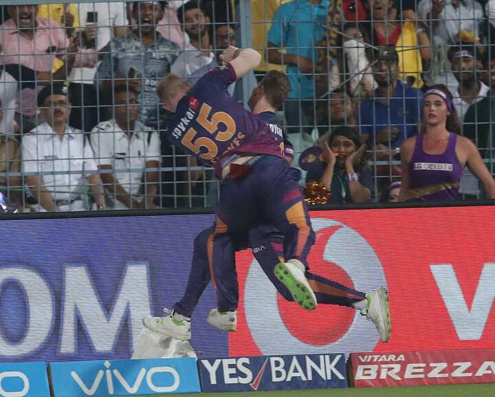 इस मैच में फील्डिंग के दौरान पुणे के कप्तान स्टीव स्मिथ और ऑलराउंडर खिलाड़ी बेन स्टोक्स आपस में बुरी तरह से टकरा गए.