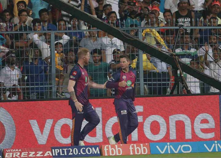 लेकिन सभी उस वक्त चौंक गए जब फिजियो के आने के बाद स्मिथ अचानक खड़े हो गए. उन्होंने स्टोक्स को इशारे से कहा कि वे ठीक हैं.