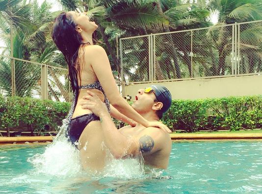 Diya Aur Baati Hum Actress Rishina Kandhari Hubby Vishal Kandhari Indulges Into A Romantic Pool Date पहले कभी नहीं दिखा 'दीया और बाती हम' की इस एक्ट्रेस का HOT अंदाज, पति के साथ पूल में कर रही हैं मस्ती
