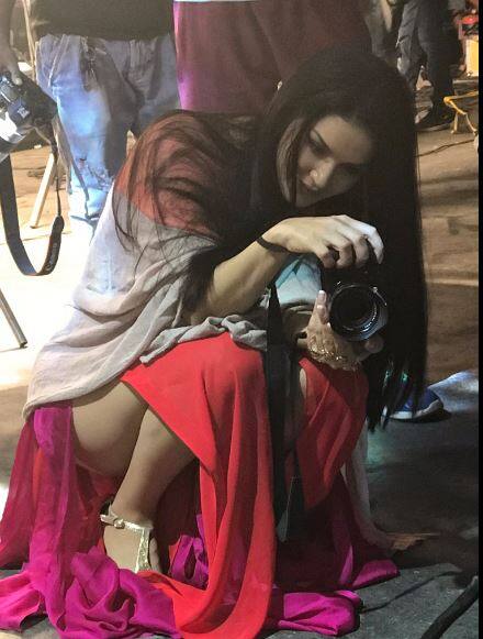 फेसबुक पर पोस्ट की गई इस तस्वीर के कैप्शन में उन्होंने लिखा है कि अब उनकी तस्वीर लेने का वक्त है जो सबकी तस्वीरें लेते रहते हैं.