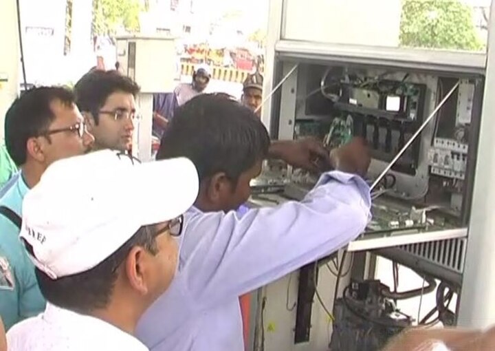 Yogi Government Raid Petrol Pumps In Allahabad To Check Fuel Theft इलाहाबाद: पेट्रोल पम्प पर ताबड़तोड़ छापेमारी, दो जगह पकड़ा गया 'तेल का खेल'