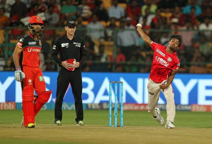 आरसीबी के बल्लेबाज़ी क्रम को देखते हुए मामूली से दिख रहे 139 रनों के लक्ष्य को भी टीम हासिल नहीं कर पाई. संदीप शर्मा की लाजवाब गेंदबाज़ी ने खासकर बैंगलोर टीम की कमर तोड़ दी.