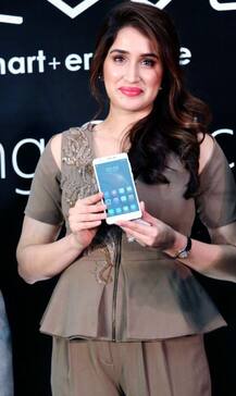 OKWU Smartphone के लॉन्च में पहुंचीं ज़हीर ख़ान की मंगेतर सागरिका