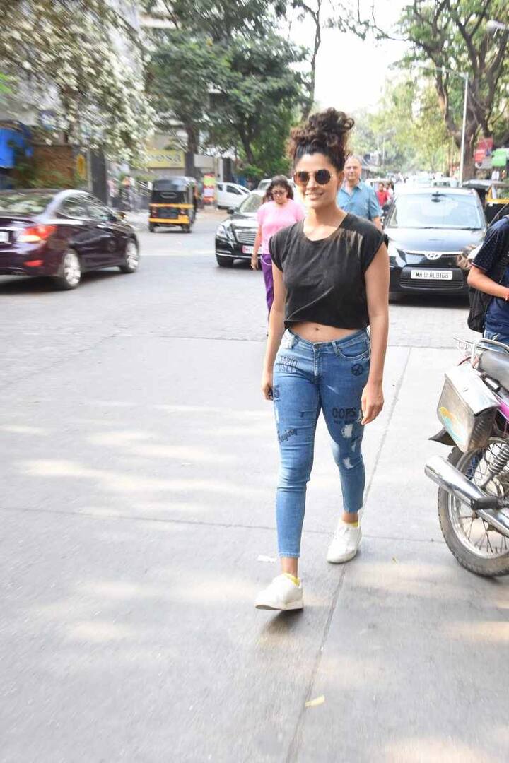 बताते चलें कि अपनी पहली फिल्म में उन्होंने अनिल कपूर के बेटे हर्षवर्धन के साथ काम किया था.