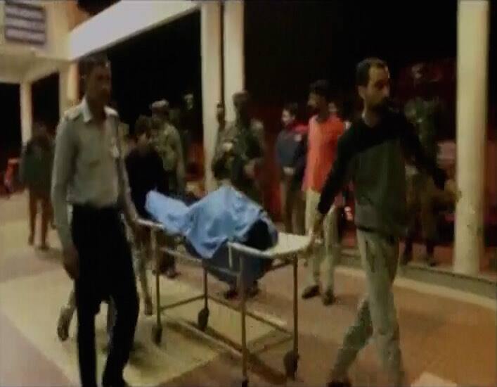 1 Policeman 3 Civilians Killed In Terror Attack In Kashmir 1 Terrorist Also Killed कश्मीर: आतंकी हमले में एक पुलिसकर्मी शहीद, लश्कर का कुख्यात आतंकी भी मारा गया