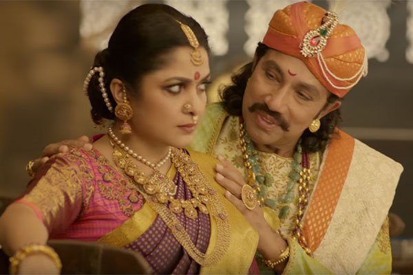 बाहुबली' की मां 'शिवगामी देवी' और 'कटप्पा' के रोमांस का यह वीडियो हो रहा है वायरल!