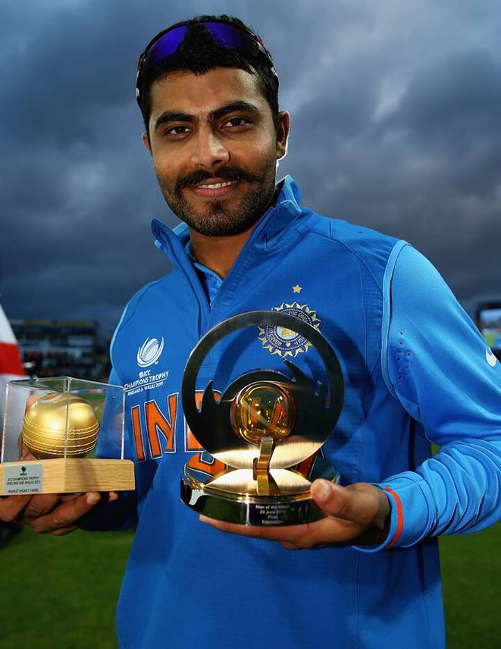 भारतीय टीम के ऑलराउंडर रविंद्र जडेजा को भी टीम में शामिल किया गया है. आईपीएल में उन्होंने इस सीजन 10 मैचों में 125 रन बनाए हैं और 5 विकेट भी लिए हैं. भारत की ओर से खेलते हुए 129 मैचों में 1888 रन बनाए हैं और 151 विकेट अपने नाम किए हैं.