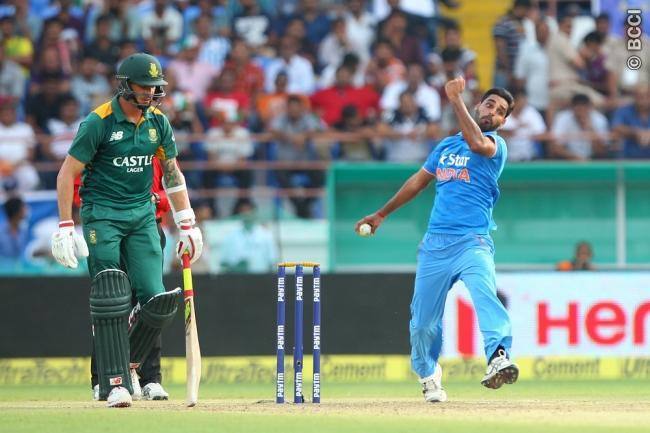 भुनेश्वर कुमार को भी तेज गेंदबाज के रूप में शामिल किया गया है. भुवी ने 59 वनडे मैचों में 61 विकेट अपने नाम किए हैं. आईपीएल में इस साल उन्होंने शानदार गेंदबाजी की है. 11 मैचों में उन्होंने 21 विकेट हासिल किए हैं.