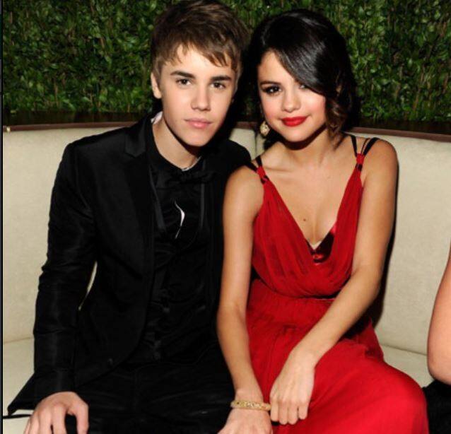 1. जस्टिन बीबर सबसे पहली बार 2010 में एक्ट्रेस-सिंगर सेलेना गोमेज के नजदीक आए थे. दोनों की रिलेशनशिप की खबरें तब मीडिया में खूब छाई रही. दोनों की जोड़ी को 'जेलेना' नाम मिला. नवंबर 2012 में यह जोड़ी अलग हो गई. हालांकि बाद में भी दोनों को कई बार एकसाथ कैमरे में कैद किया गया. मीडिया रपटे के मुताबिक, दोनों अभी भी अच्छे दोस्त है. आपको बता दें कि सेलेना आजकल पॉप सिंगर वीकेंड को डेट कर रही हैं. दोनों को मेटगाला 2017 में हाथ में हाथ डाले देखा गया था. (फोटो क्रेडिट - ट्विटर)