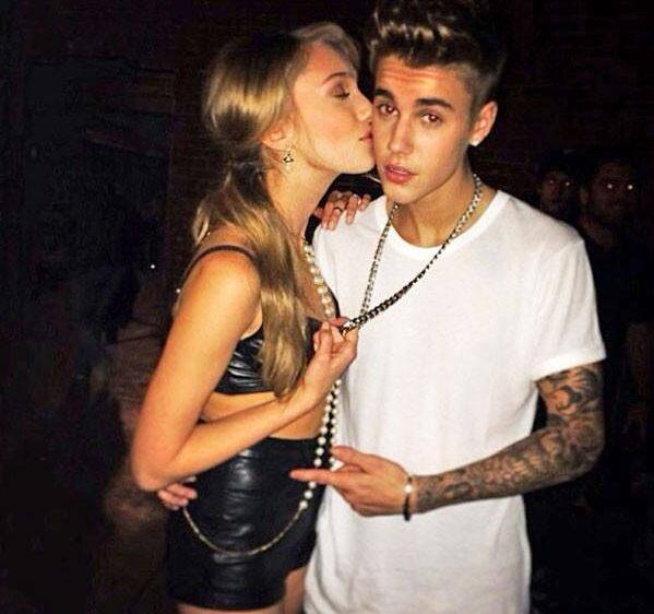 4. 'कॉन्फिडेंट' और 'ऑल दैट मैटर्स' वीडियो में मिस्ट्री गर्ल कैलीन रूसो नजर आई थीं. दोनों को 2013 में ही सेट पर किस करते हुए देखा गया था. (फोटो क्रेडिट - ट्विटर)