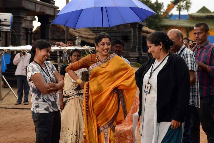 अभिनेत्री राम्या कृष्णन ने इस फिल्म में शिवगामी का किरदार निभाया है जो कि माहिष्मती की कमान संभालती हैं. पर्दे पर अपने किरदार को इतनी गंभीरता ने निभाने वाली शिवगामी शूटिंग के सेट पर कुछ इस तरह खिलखिलाती नज़र आईँ थीं. (Photo: Arka Mediaworks)