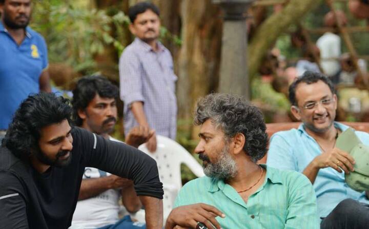 इस फिल्म की शूटिंग में पांच साल लगे हैं और प्रभास हमेशा सेट पर ही होते थे. चाहें उनके सीन की शूटिंग हो या फिर ना हो... ये तस्वीर तो कुछ ऐसा ही कह रही है.