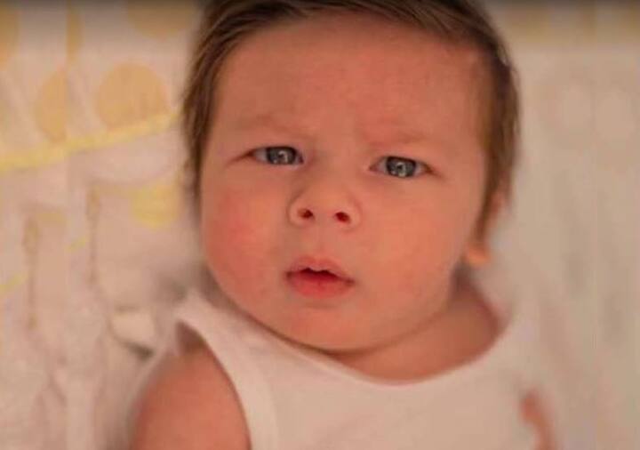 ये बेबी तैमूर पहली तस्वीर है जिसमें वो बहुत ही स्वीट नज़र आ रहे हैं.