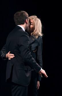 पत्नी से 24 साल छोटे 39 साल के फ्रांस के राष्ट्रपति मैक्रोन की अनूठी प्रेम कहानी!