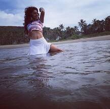 एक्स \'बिग बॉस\' कंटेस्टेंट महक चहल नजर आईं बिकिनी अवतार में