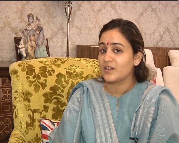 Exclusive Interview Of Aprna Yadav छोटी बहू हुई 'बागी', बोलीं- परिवार और पार्टी टूटने का डर, अब मुलायम संभालें पार्टी