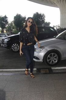 मुंबई एयरपोर्ट पर क्रॉप टॉप में दिखीं श्रद्धा कपूर!