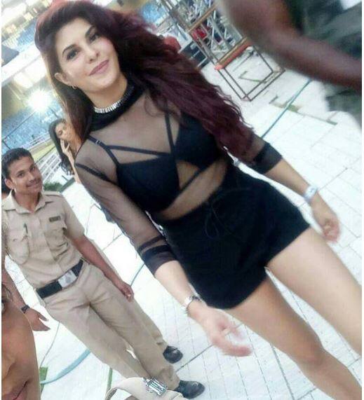 बॉलीवुड की दिलकश अदाकारा जैकलीन फर्नांडीज इस अंदाज में बीबर के कंसर्ट में पहुंची. (फोटो क्रेडिट - सोशल मीडिया)