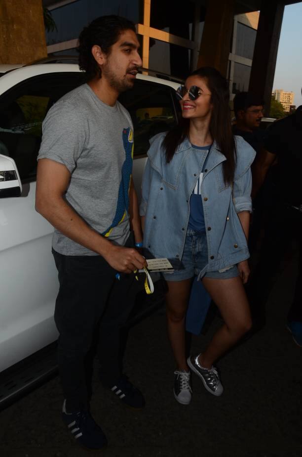 आलिया भट्ट डायरेक्टर आयान मुखर्जी के साथ पहुंची. आलिया के के अलावा रेमो डिसूजा, रवीना टंडन, सोनाली बेंद्रे, अर्जुन रामपाल, संजय कपूर, आयुष शर्मा, अर्पिता खान शर्मा, सोफी चौधरी, महिमा चौधरी, रोहित रॉय, श्वेता बच्चन, पूजा हेगड़े समेत कई और नामी सितारे भी बीबर के कंसर्ट में पहुंचे थे.