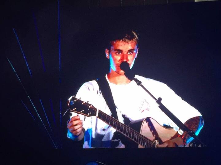 आपको बता दें कि करीब पौने दो घंटे के शो के दौरान स्टेडियम में मौजूद हर कोई अपने मोबाइल में बीबर को कैद करना चाहता था. आयोजकों के मुताबिक शो में करीब 45 हजार लोगों की भीड़ जुटी थी. 1996 में माइकल जैक्सन के मुंबई आने के 21 साल बाद जस्टिन बीबर ने भी मुंबई पर अपनी पहचान छोड़ दी, जिसे लंबे वक्त तक मुंबई के लोग नहीं भूल पाएंगे. नीचे क्लिक करके देखें VIDEO