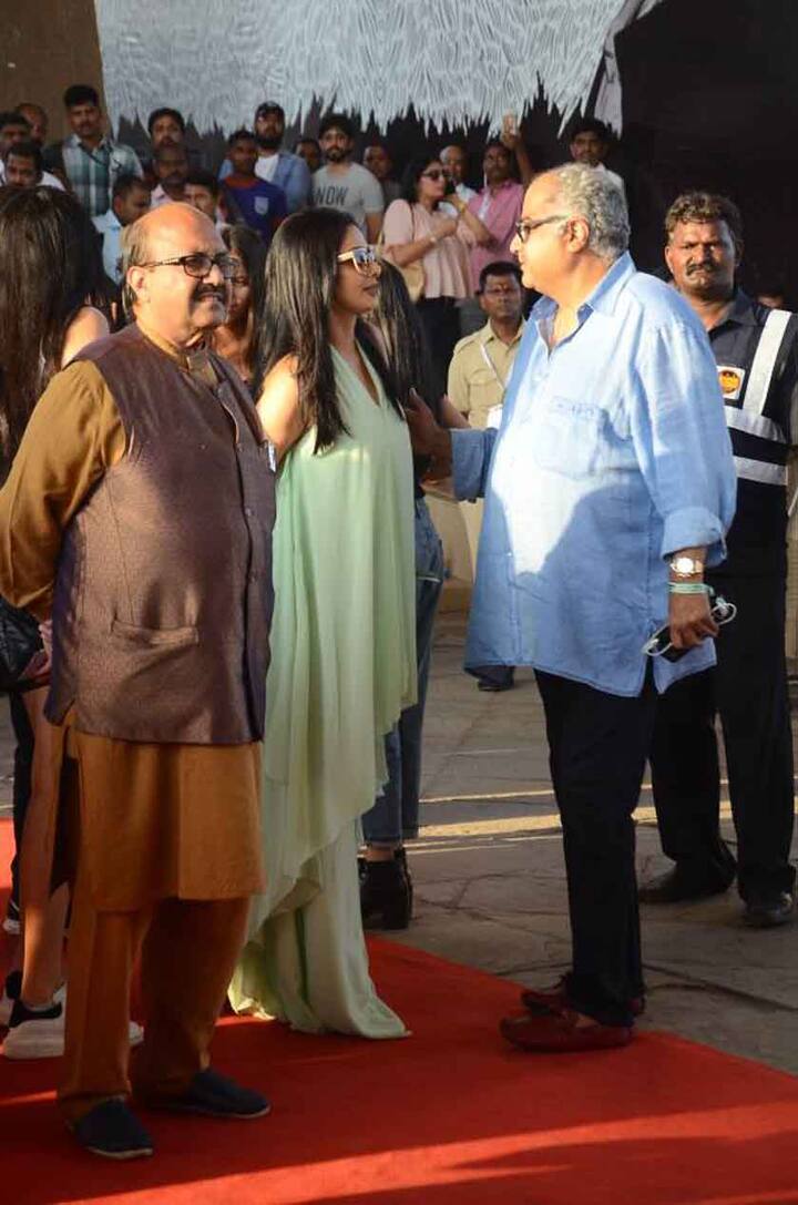  इस कंसर्ट में बोनी कपूर और श्रीदेवी के साथ पूर्व एसपी नेता अमर सिंह भी पहुंचे. कुछ इस अंदाज में ये तीनों इस शो में नज़र आए.