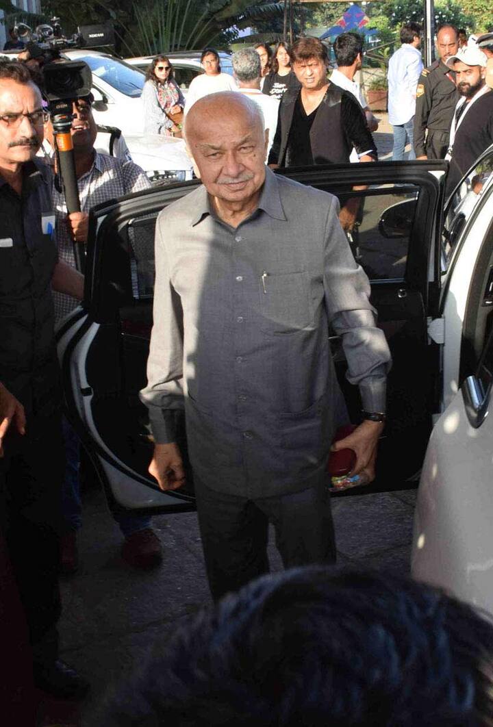 कांग्रेस के वरिष्ठ नेता सुशील कुमार शिंदे भी इस शो में रेड कार्पेट पर नज़र आए.